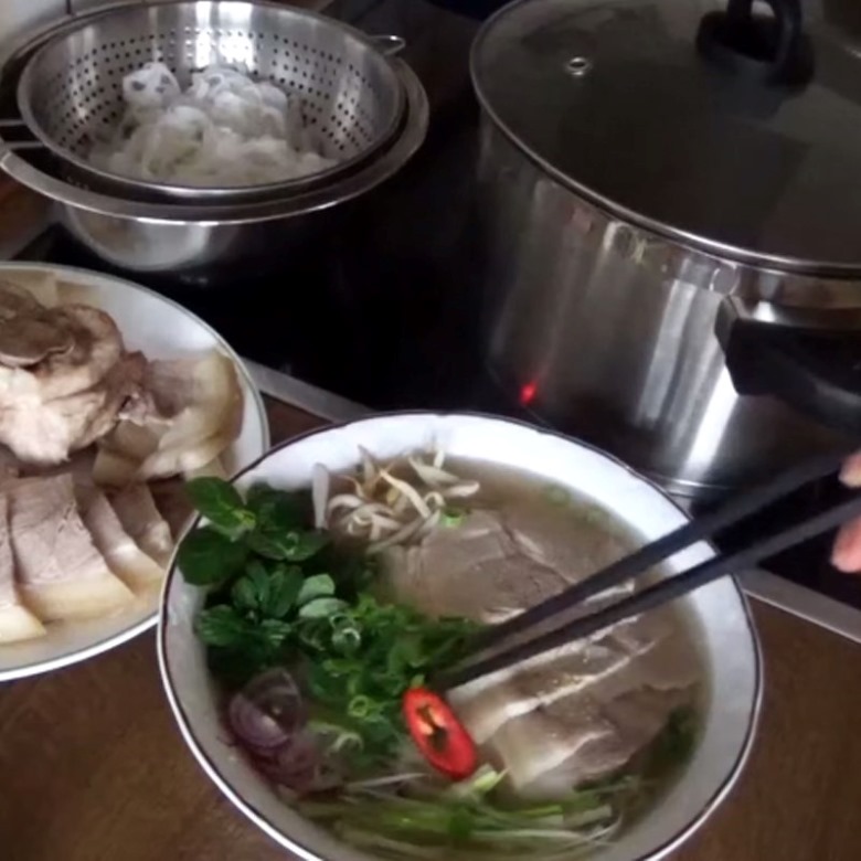 Cách nấu món phở siêu đơn giản với thịt giò heo