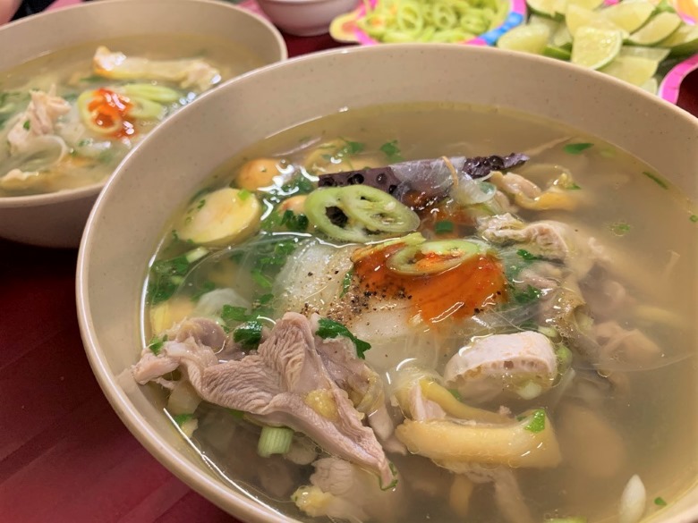 Tô miến gà Nguyễn Du đầy ắp đồ ăn và nước dùng thanh ngọt