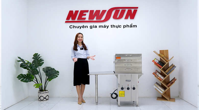 Hình ảnh máy tráng bánh cuốn MTBC-BK/KV/50x50CM/Đ so với người thật