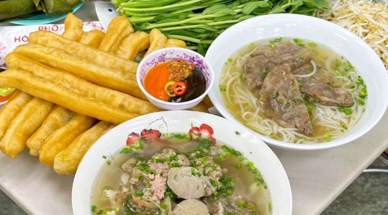 Quán phở Pasteur nổi tiếng với phở chín, tái, nạm, gầu và gân