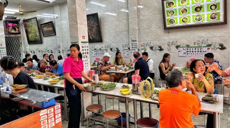 Không gian quán khang trang, rộng rãi, phù hợp đón tiếp lượng khách lớn 