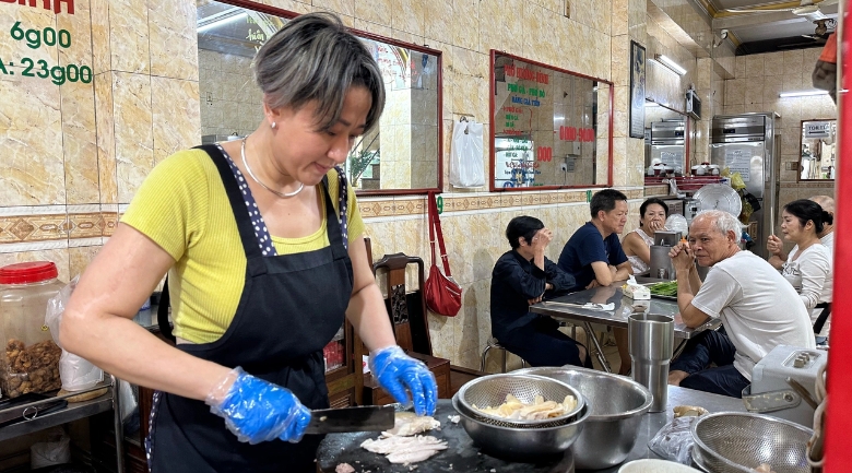 Chủ quán tận tâm và chuyên nghiệp, luôn ở quầy phục vụ khách