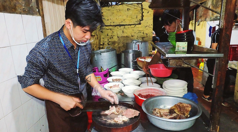 Anh Bùi Chí Thành - Cháu trai ông Bùi Chí Thìn tiếp quản quán phở