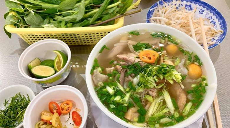 Quán phở ngon ở Hòa Bình, cô Lan